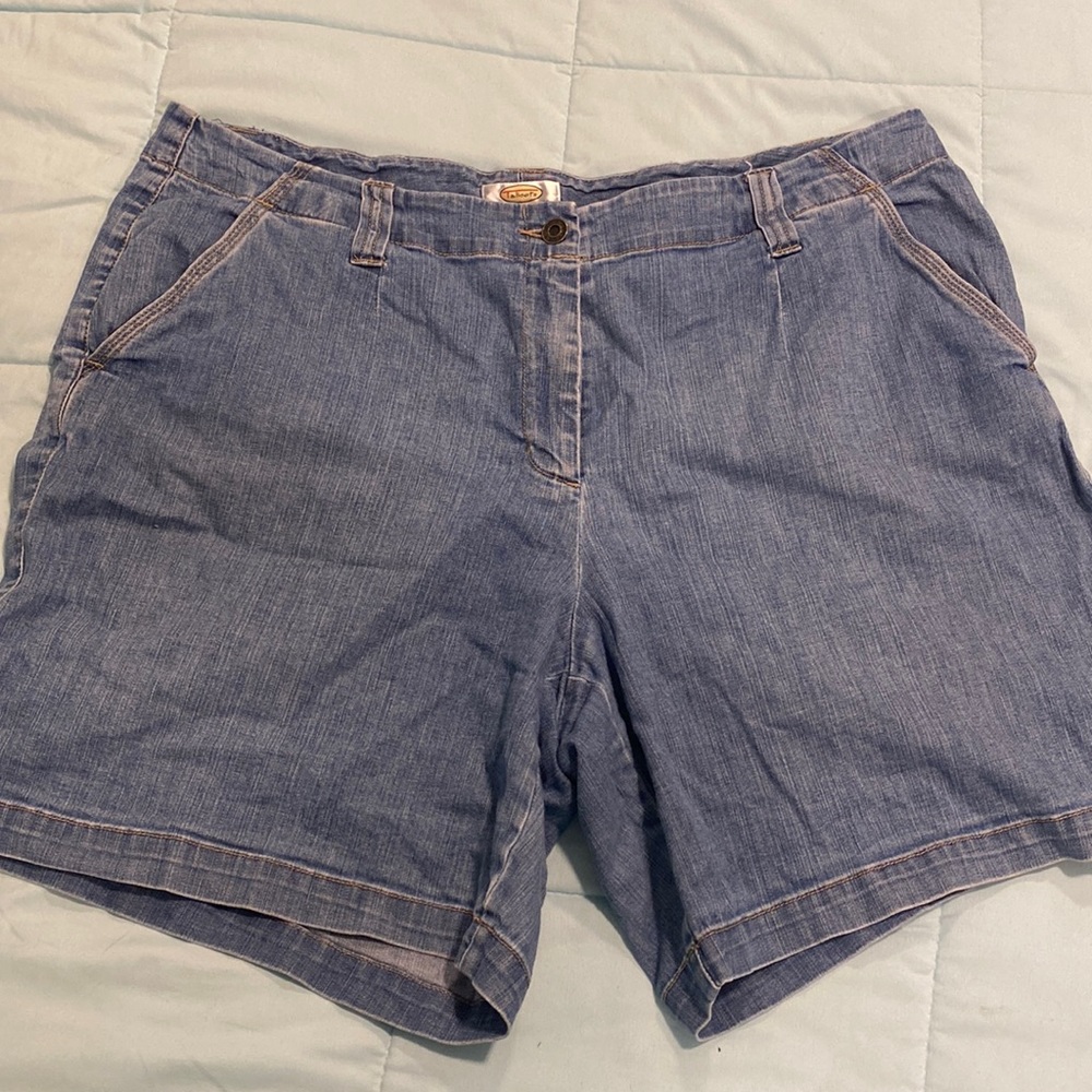 Stylish Talbots women’s petite stretch jean short. Nice length and pockets